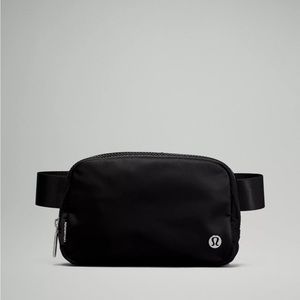 Lululemon Everywhere Belt Bag in black